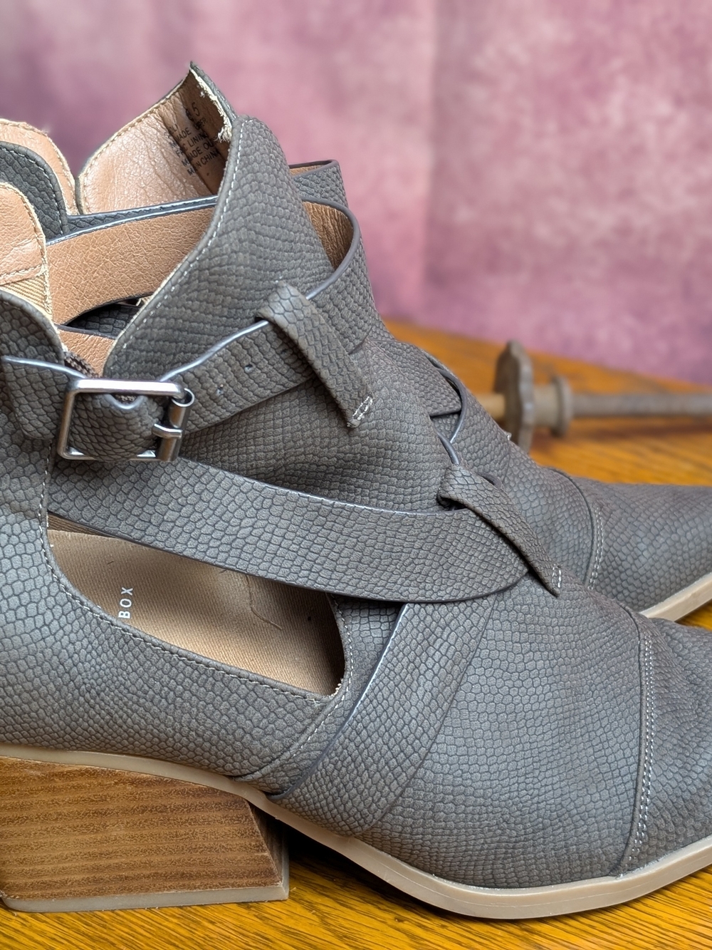 Yellow Box Women’s 6.5 Gray Textured Pointed Toe Ankle Booties - Picture 3 of 10